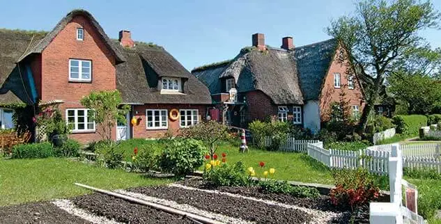 Individuelle Radreise Nordfriesland, Dorfhäuser mit Reetdach