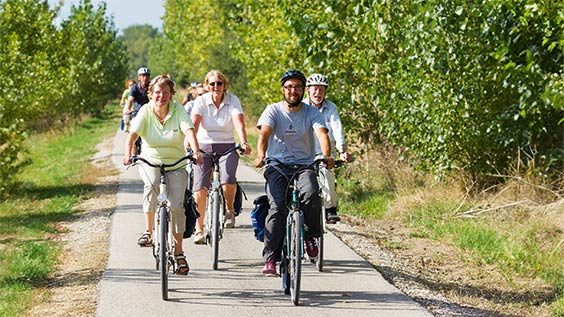 Radfahrer in Skandinavien auf einer geführten E-Bike-Reise