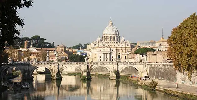 Petersdom in der Vatikanstadt, gesehen über den Tiber und die Ponte SantAngelo in Rom