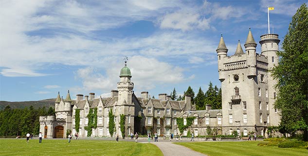 Mit der Landpartie auf einer Radreise beim Balmoral Castle, ein großes Anwesen in Aberdeenshire, Sch