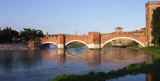 Blick von einem Radweg auf die Ponte Scaligero (Scaligerbrücke) in Verona, Italien