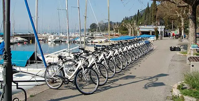 Eine Reihe von Fahrrädern, die an einem Kai in Italien aufgereiht sind