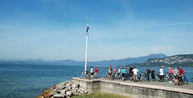 Radgruppe steht direkt an der Küste in Italien