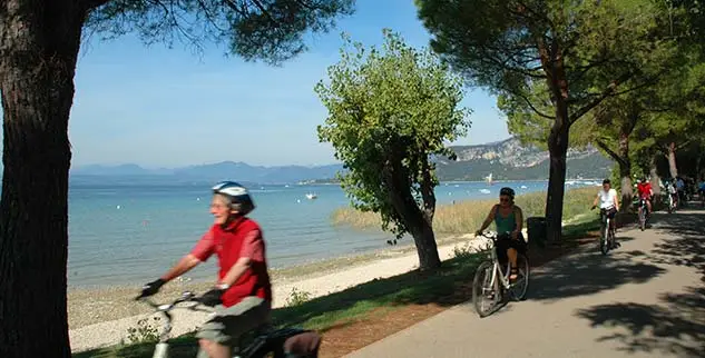 Radfahrer auf einer Radreise der Landpartie an der Küste von Italien