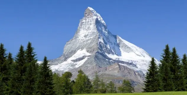 Auf einer Radreise mit dem Radreiseveranstalter die Landpartie: Das Majestätische Matterhorn, eines der bekanntesten Wahrzeichen der Schweiz.
