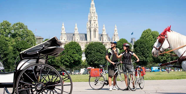 Radfahrer vor dem Wiener Rathaus Donauradweg